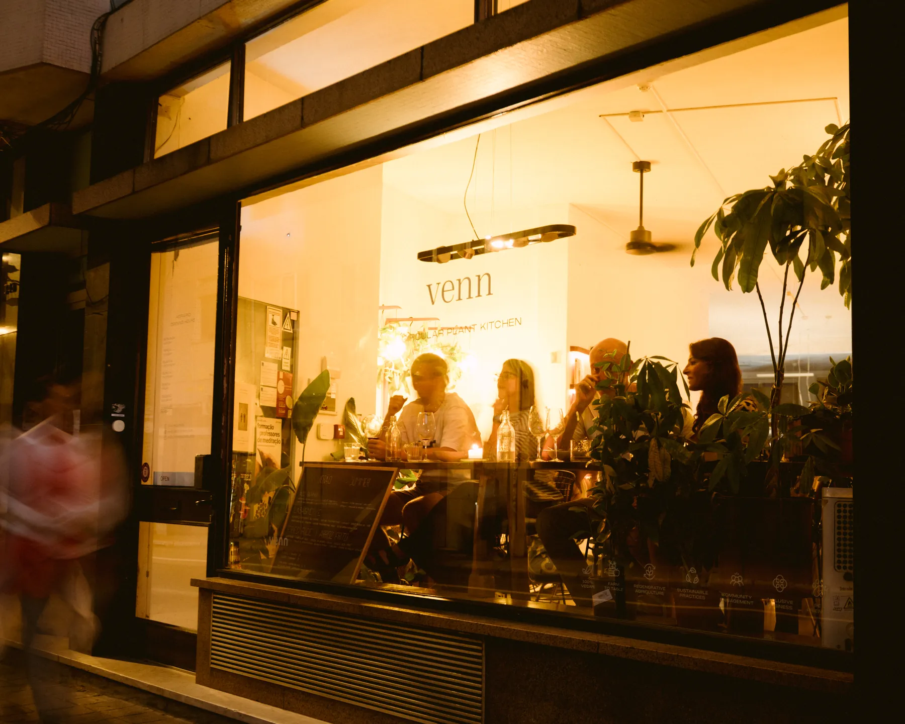 Guests at the counter seen through the window at venn